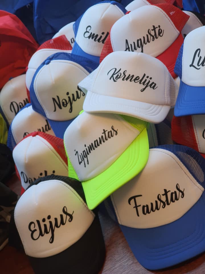 vaikiskos kepureles vasarai su vardu