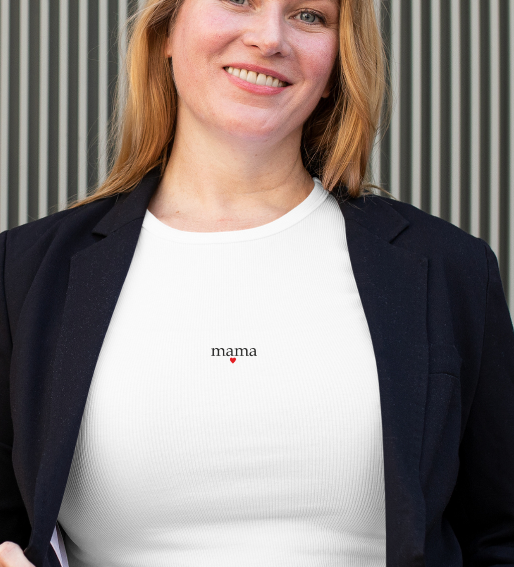 maza sirdele ir zodis mama ant marskineliu.