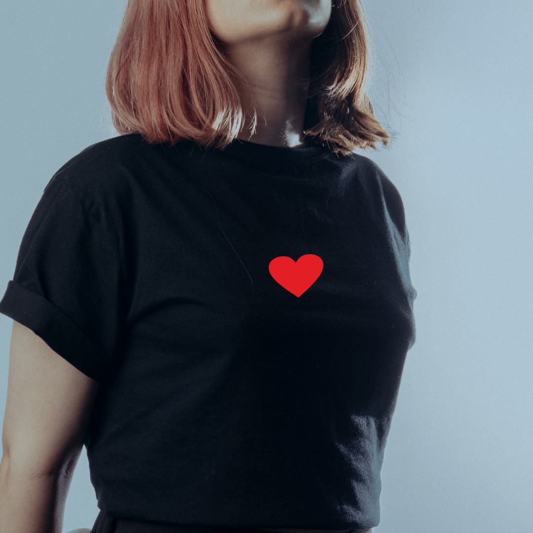 Juodi marskineliai su sirdele vasaros naujiena