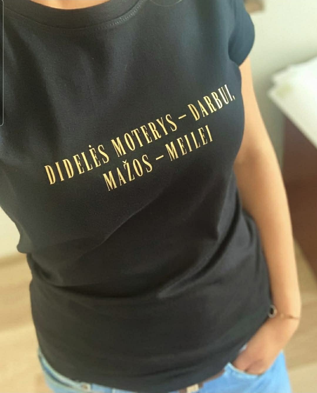 Moteriska maike su uzrasu juokingu